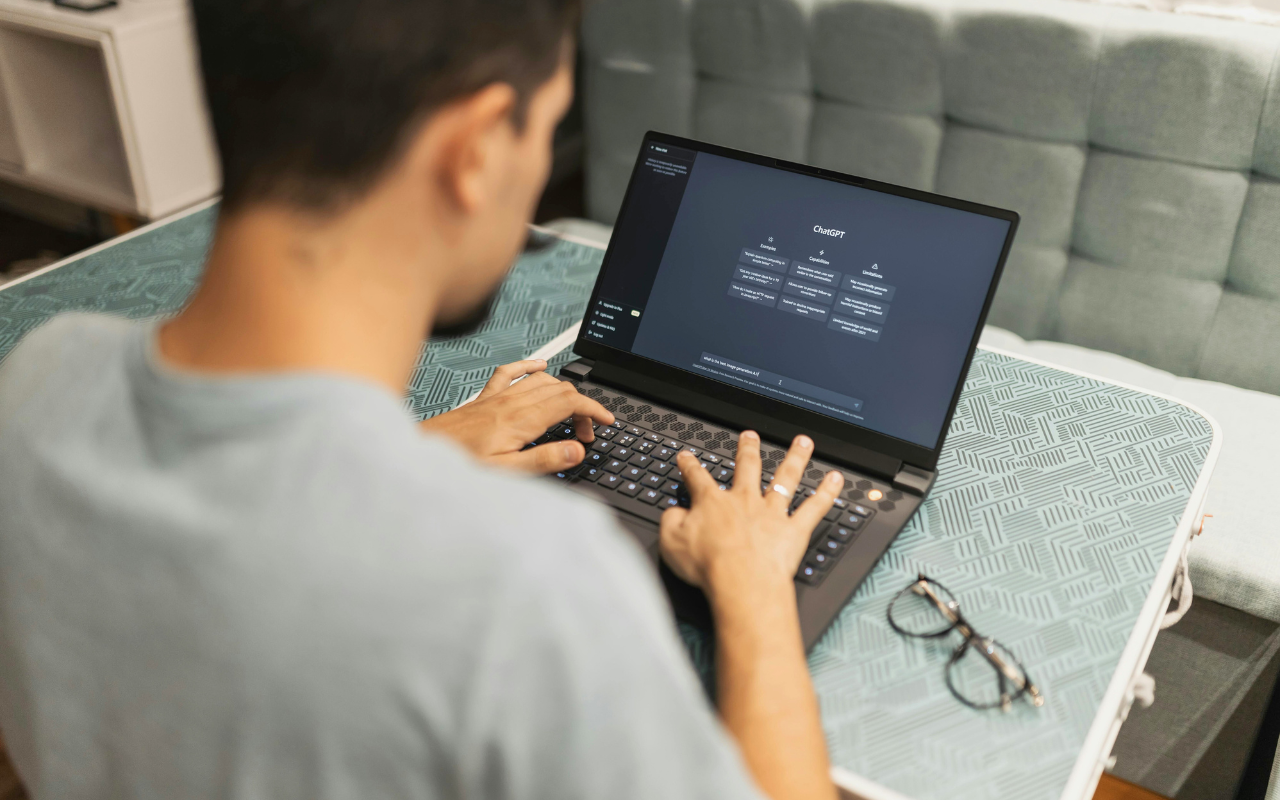 mężczyzna korzystający z chatgpt