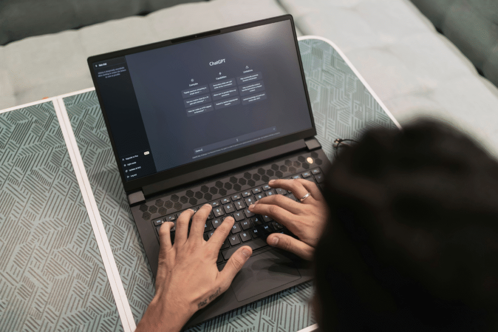 osoba wpisująca polecenie do chatgpt